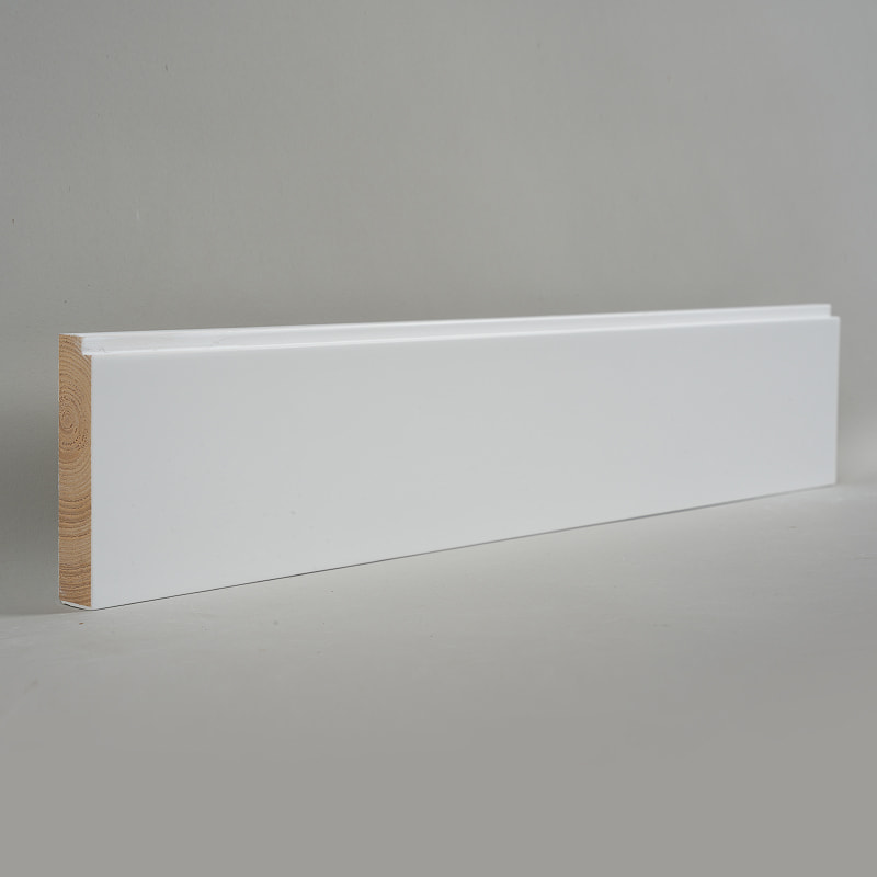パイン材巾木 (フィラー下塗りおよび塗装) - ホワイト 3/5' x 3 1/6'-A1